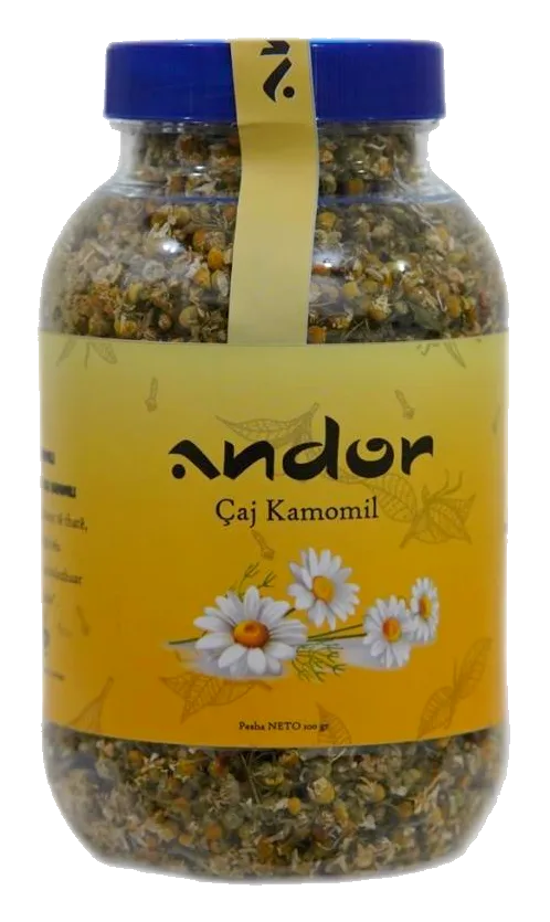 Kavanoz i tejdukshëm me lule të tëra kamomili, me etiketë të verdhë dhe kapak blu.