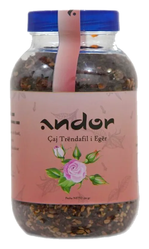 Kavanoz i tejdukshëm me çaj trëndafili të egër, me etiketë rozë dhe kapak blu.